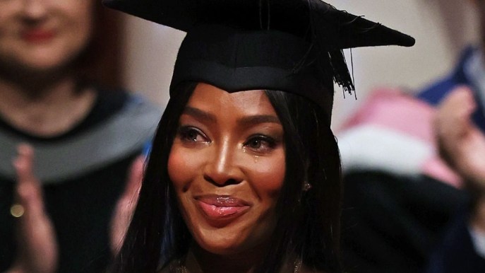 Naomi Campbell riceve la laurea onoraria a 52 anni. Il discorso che fa bene a tutte