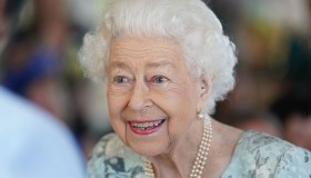 La Regina sfoggia un nuovo taglio di capelli perfetto. Ed esce a sorpresa con Anna