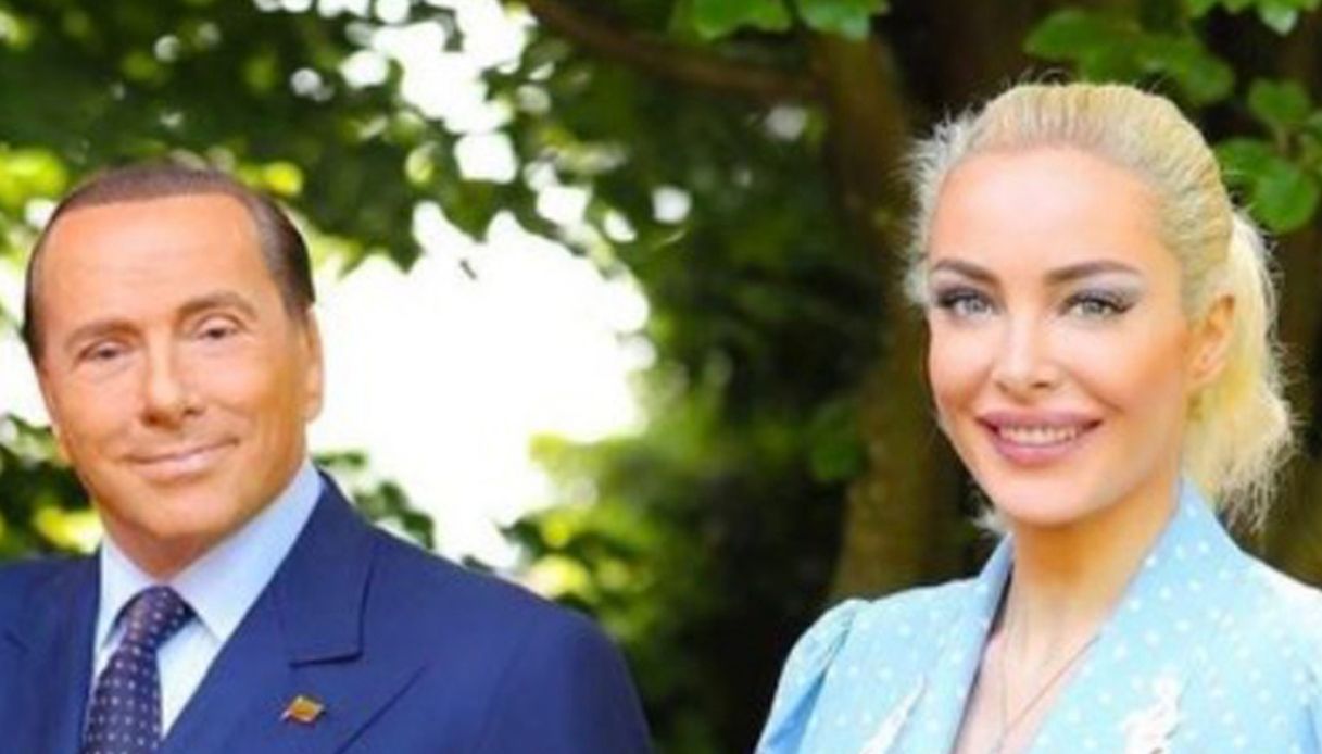 Berlusconi-Fascina, il bacio appassionato dopo le nozze di Francesca Pascale