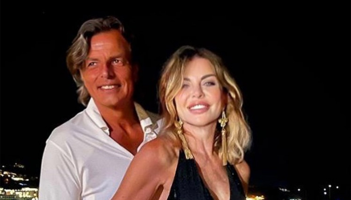 Alba Parietti, festeggiamenti a Ibiza tra lustrini e paillettes (ma ha occhi solo per Fabio)