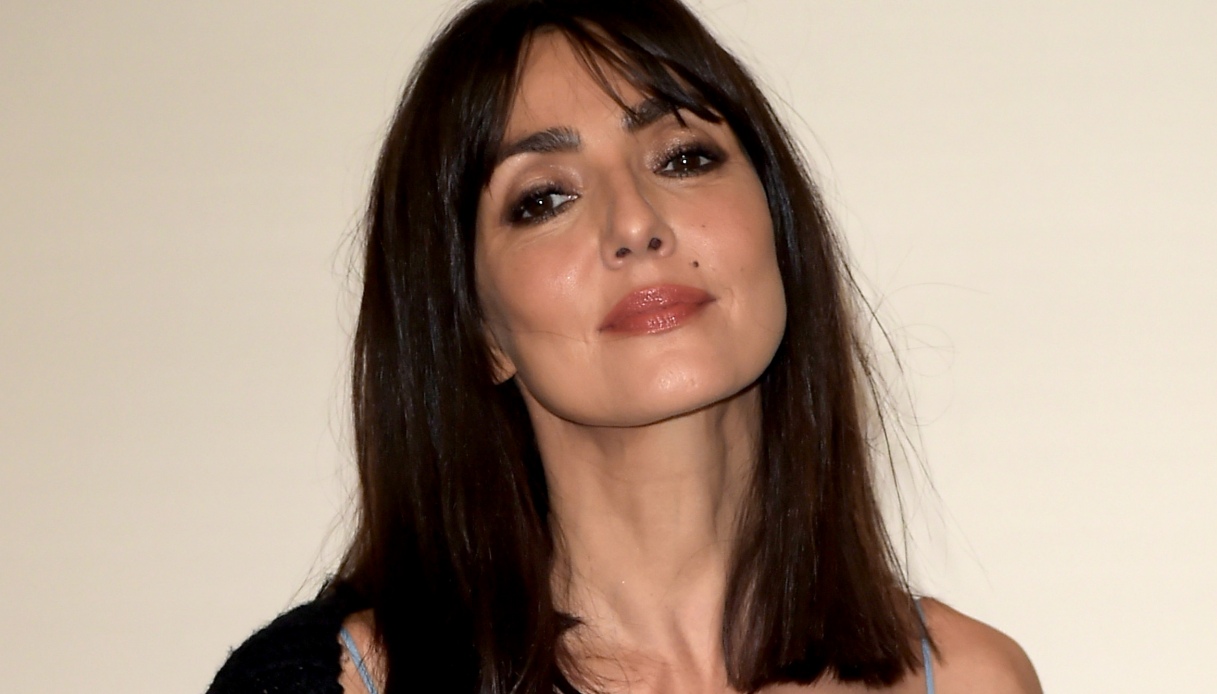 Ambra Angiolini, in perfetta forma a 45 anni mostra gli addominali (con ironia)