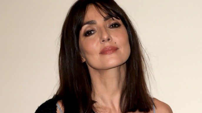 Ambra Angiolini, in perfetta forma a 45 anni mostra gli addominali (con ironia)