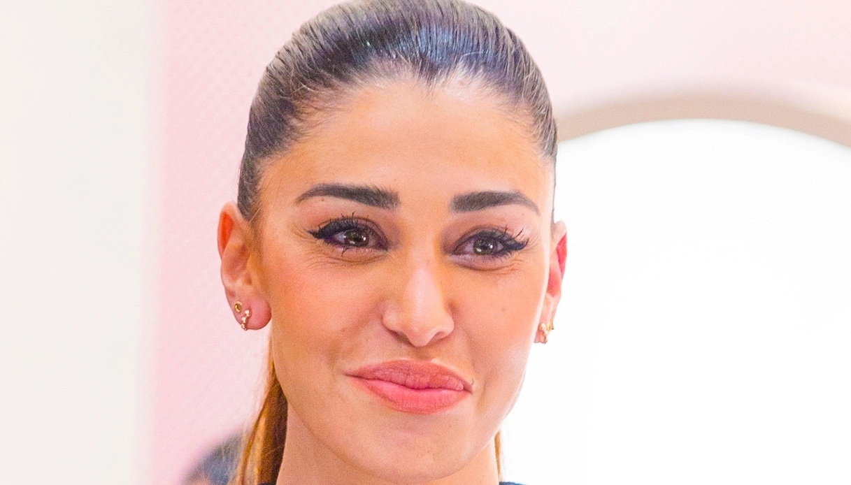 Belen, una sirena con Luna Marì. E al lavoro su Instagram veste di bianco