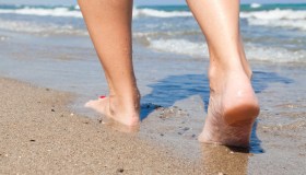 Equilibrio e circolazione: i vantaggi del camminare a piedi nudi