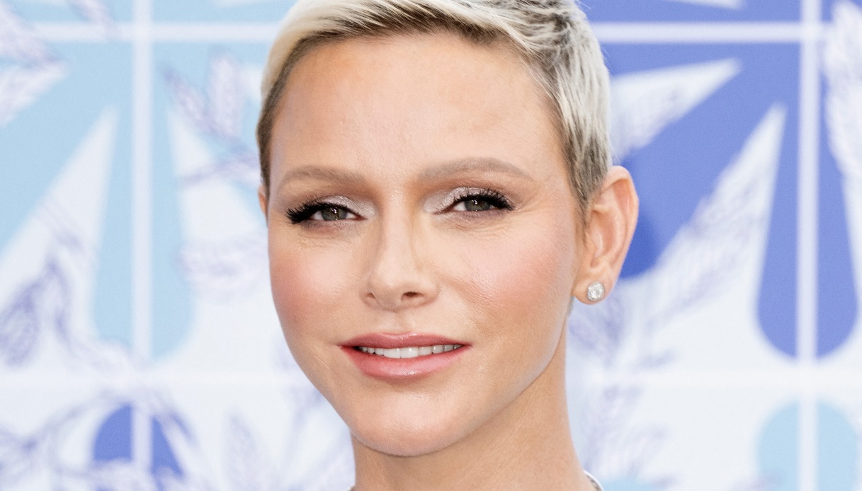 Charlene di Monaco al Gala della Croce Rossa: l’abito è sospetto. E sorride ad Alberto