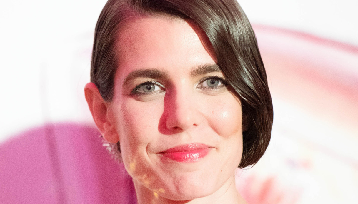 Charlotte Casiraghi seduce con schiena nuda e frange. Ma la Principessa da fiaba è un’altra