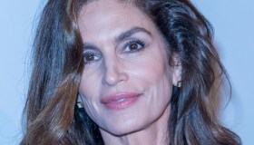 Cindy Crawford su Instagram, a 56 anni il bikini statuario dell’estate