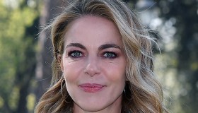 Claudia Gerini splendida in costume. E mostra orgogliosa la cicatrice del cesareo
