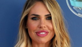 Ilary Blasi su Instagram, mozzafiato con l’abito a fiori. E “Totti è chiuso, non parla”