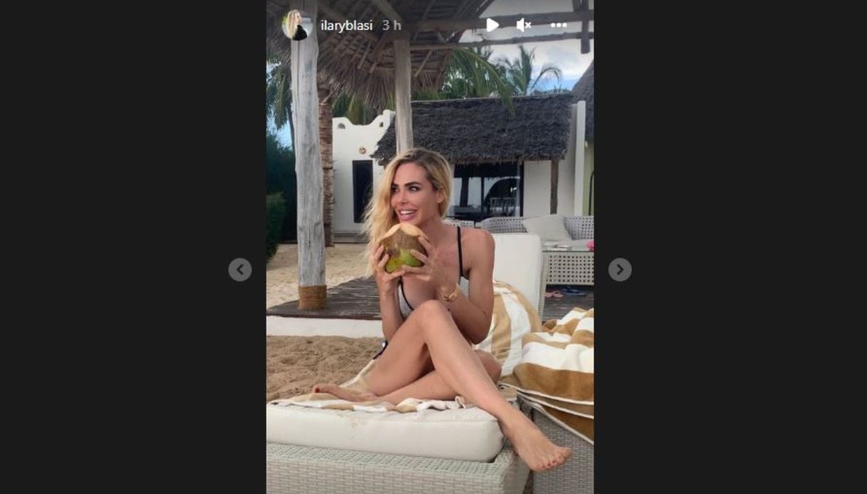 Ilary Blasi, il bikini in vacanza