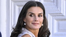 Letizia di Spagna si presenta col tailleur celeste. Ma le nuove scarpe sono un flop