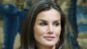 Letizia di Spagna, seduzioni in rosso con l’abito da 280 euro. Ma è banale