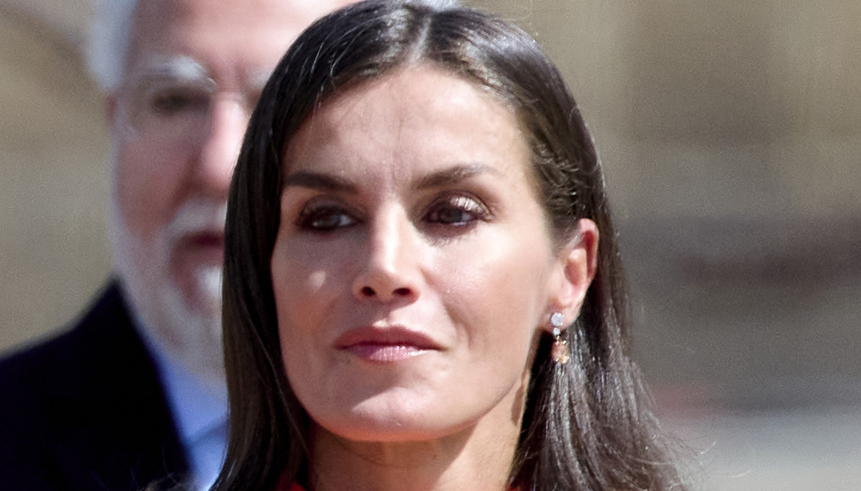 Letizia di Spagna, in arancio è un sogno. E la figlia Leonor è il suo clone