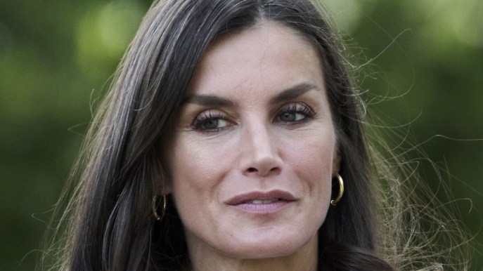 Letizia di Spagna sbaglia le misure con l’abito effetto sacchetto