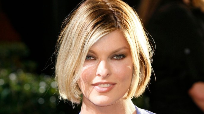 Linda Evangelista, dopo il trattamento che l’ha sfigurata torna a posare