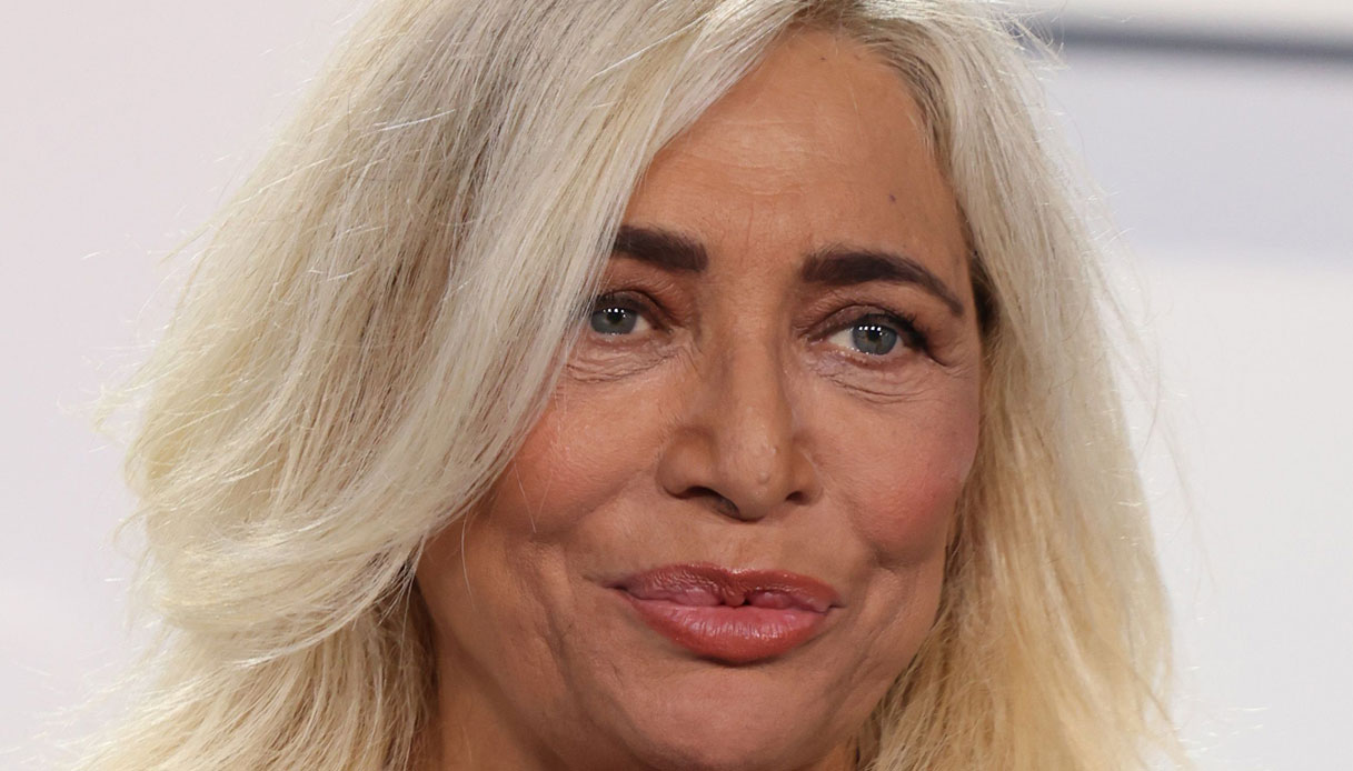 Mara Venier su Instagram: pulizie in terrazzo in mini dress con polemica