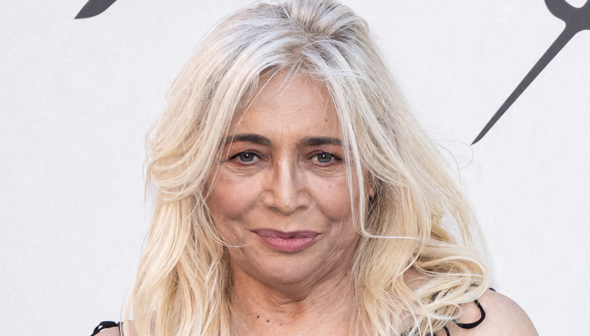 Mara Venier come Cenerentola per Valentino. E l’incidente dei sandali non la ferma