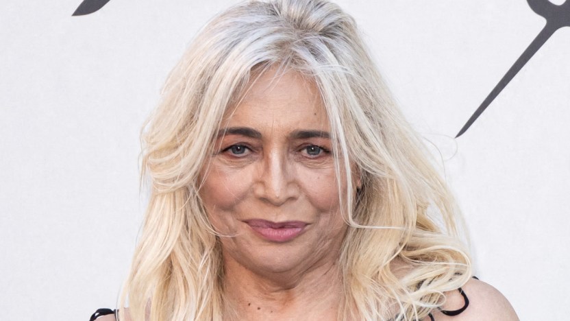 Mara Venier come Cenerentola per Valentino. E l’incidente dei sandali non la ferma