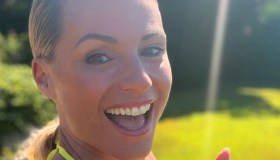 Michelle Hunziker, il bikini giallo è fantastico. E su Instagram: “La famiglia si allarga”