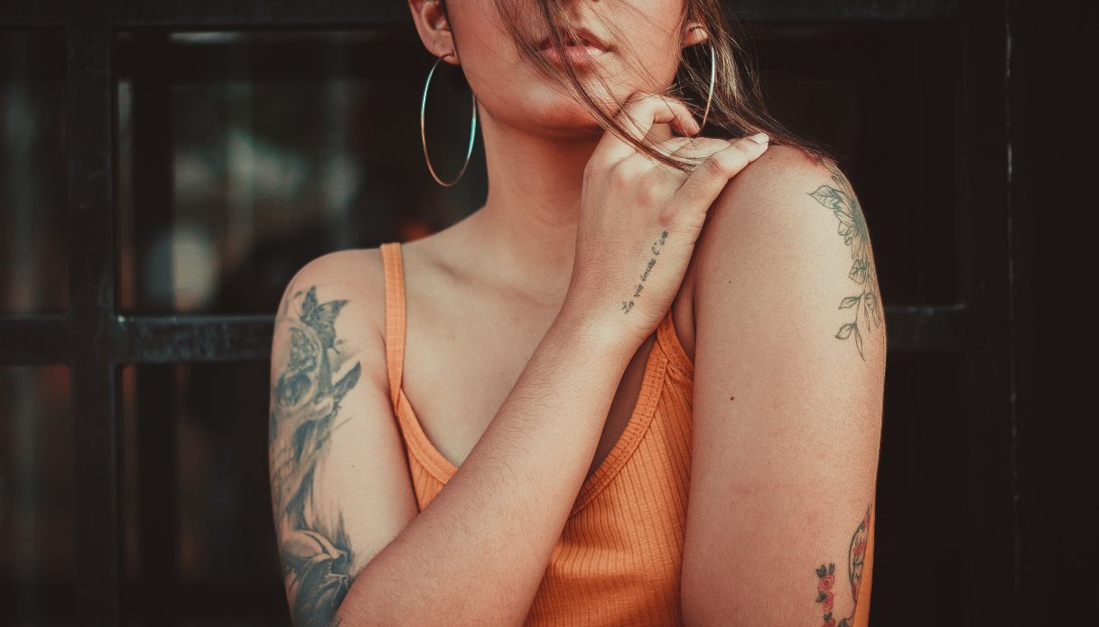 Tatuaggi: come proteggerli dal sole per ricordi indelebili