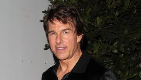 Tom Cruise, fisico invidiabile a 60 anni. Ma la t-shirt in velluto è una caduta di stile