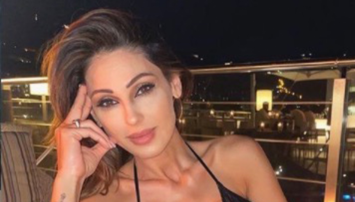 Anna Tatangelo sirena in total black: l’abito perfetto per le notti di (fine) estate