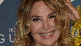 “Più bella che dal vivo”: perché Barbara D’Urso esagera coi ritocchi delle foto