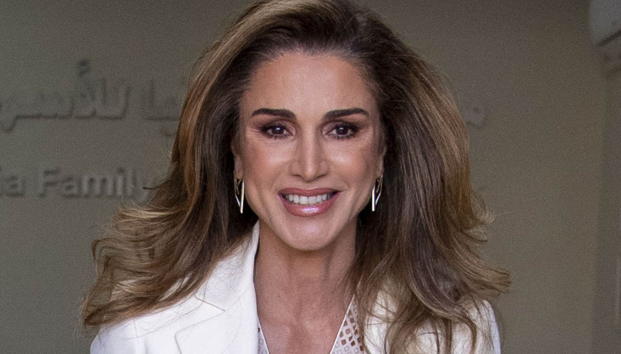 Rania di Giordania, il look da giorno che conferma il suo amore per il denim