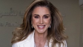 Rania di Giordania, il look da giorno che conferma il suo amore per il denim