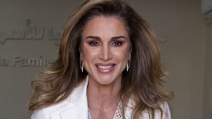 Rania di Giordania, il look da giorno che conferma il suo amore per il denim