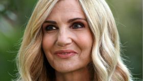 Lorella Cuccarini, le foto al naturale su Instagram celebrano l’unicità dei suoi 57 anni