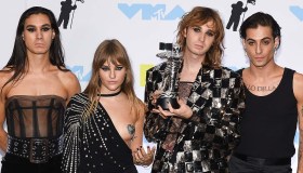 VMA 2022, i Maneskin premiati tra mantelle scintillanti, corsetti e trasparenze