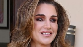 Rania di Giordania, l’abito bicolore è il look perfetto per le sere di fine estate