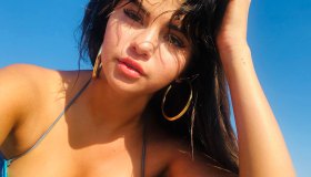 “La pancia è tornata di moda” il messaggio body positive di Selena