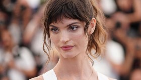 Chi era Charlbi Dean, l’attrice e modella stroncata da una malattia a 32 anni