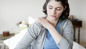 Spalle contratte: cause, rimedi, consigli ed esercizi