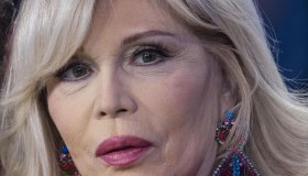 Amanda Lear: “Il successo è inutile”. La confessione su Dalì e il suo passato