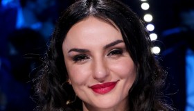 Arisa, pizzo rosso e scollatura audace. E su Instagram festeggia un nuovo traguardo