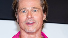 Brad Pitt, il look tutto rosa che ha fatto impazzire (anche) Emily Ratajkowski