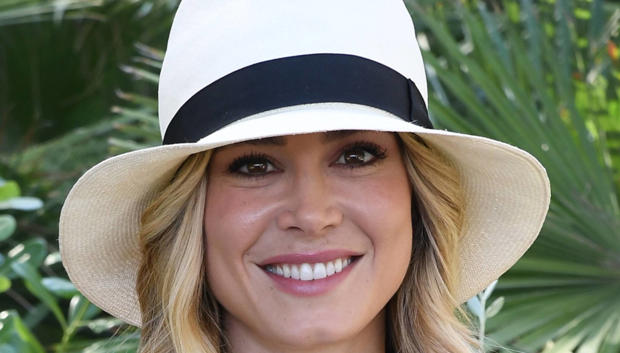 Diletta Leotta come JLo e Britney Spears (ma in nero): le trasparenze sono il trend dell’estate