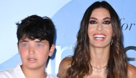 Elisabetta Gregoraci irresistibile in rosso: il primo red carpet con Nathan Falco