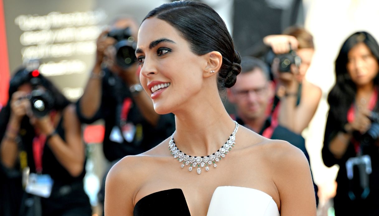 Venezia 79, Catherine Deneuve in rosso (e scalza). La madrina Rocío stupisce con le spalle nude