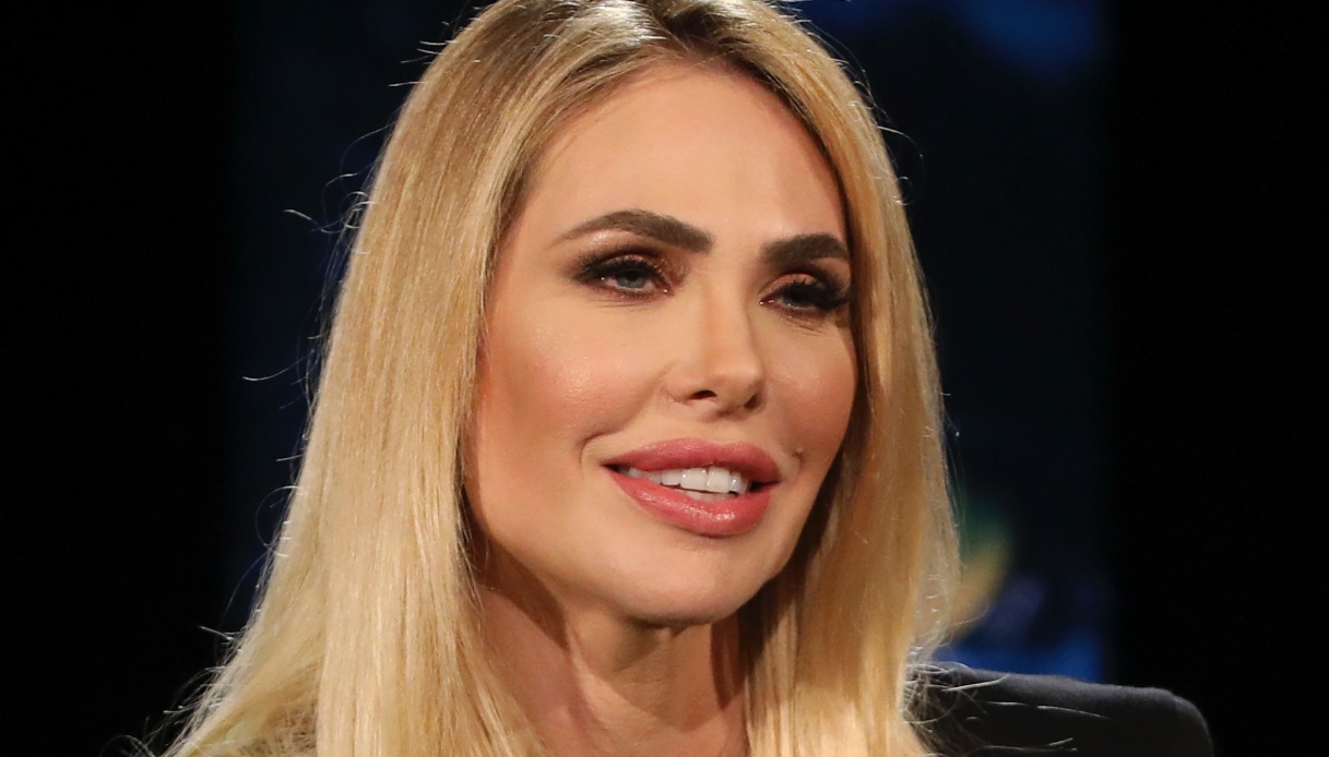 Ilary Blasi torna a sorridere su Instagram. E lancia un nuovo look da viaggio