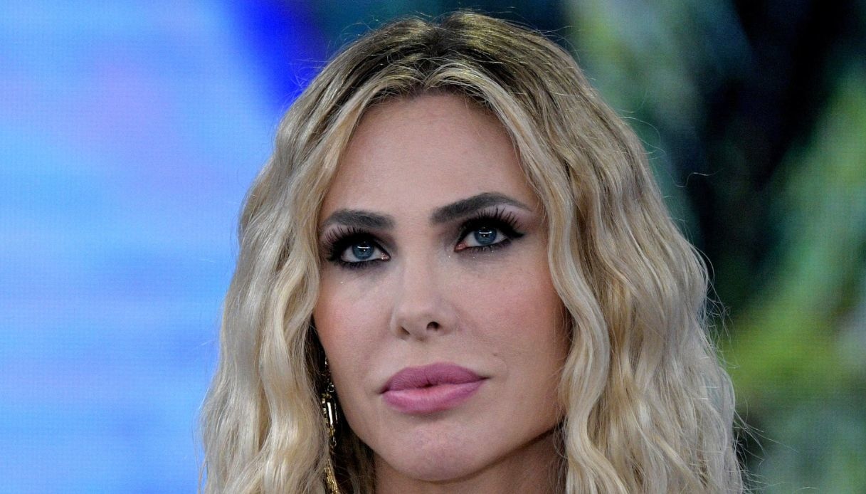 “Ilary Blasi tradita da un amico”. Interviene Signorini: come sta dopo l’addio a Totti