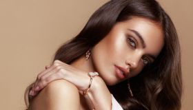 Come applicare l’illuminante viso per un effetto radioso e scolpito