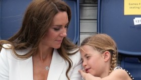 Kate Middleton, il tailleur delle meraviglie da 2.330 euro. E Charlotte è uno spasso