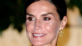 Letizia scopre le spalle: abito lungo, zeppe, abbronzatura. Il look da “sogno d’estate”