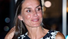 Letizia, l’abito a fiori (da 50 euro) è delizioso. Ma le infradito sono un azzardo