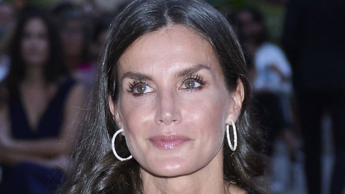 Letizia di Spagna svela i piedi nudi coi sandali ultra flat e fa impazzire tutti