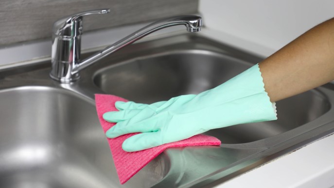 Calcare e aloni sul lavello: i trucchi infallibili per lucidarlo